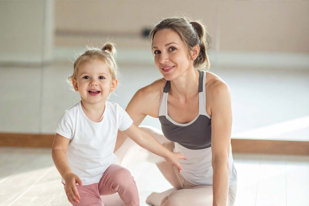 Eltern Mutter und Kind turnen